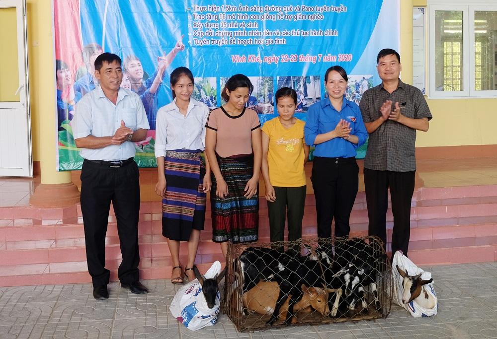 UBMT huyện Vĩnh Linh phối hợp với Đoàn Thanh niên hỗ trợ con giống cho người dân xã Vĩnh Khê.